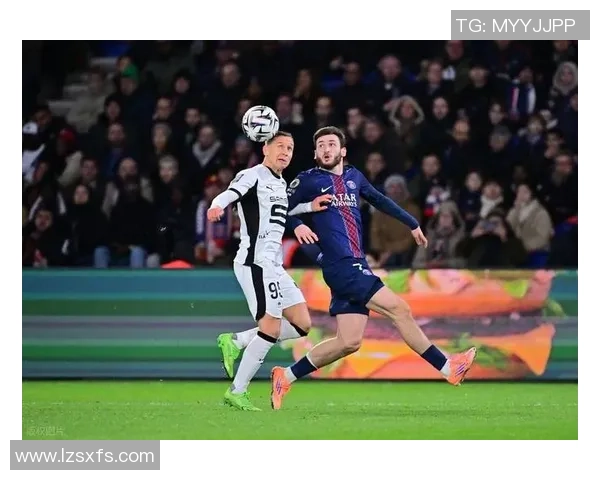 西甲激战：里昂逆转巴黎圣日耳曼引发转会风波与全场沸腾