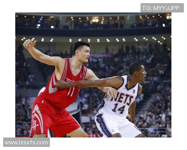 姚明在国际赛场上惊艳扣篮展现中国篮球实力与风采