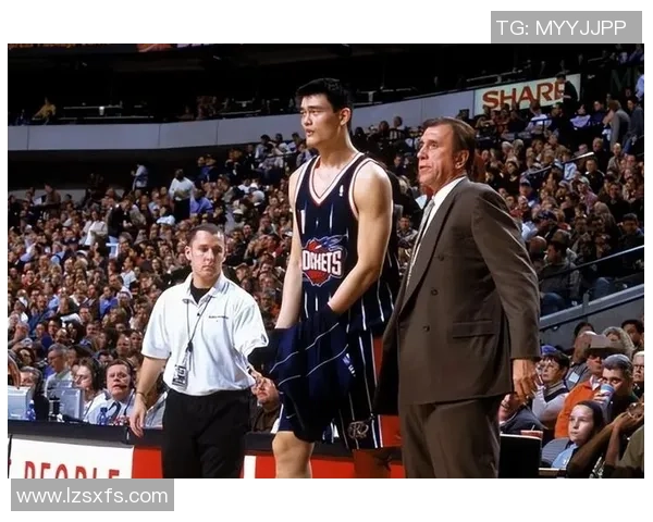 小姚明在球场上的精彩表现引发热议球迷们纷纷点赞他的篮球天赋与努力精神