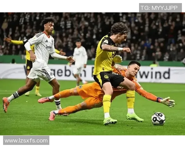 德甲焦点战曼联与多特蒙德互交白卷绝杀瞬间引发全场热议 德甲焦点战曼联与多特蒙德互交白卷绝杀瞬间引发全场热议