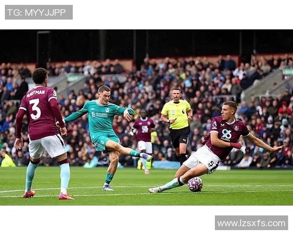 西甲激战:多特蒙德大胜利物浦补时进球引发全场狂欢 西甲激战:多特蒙德大胜利物浦补时进球引发全场狂欢