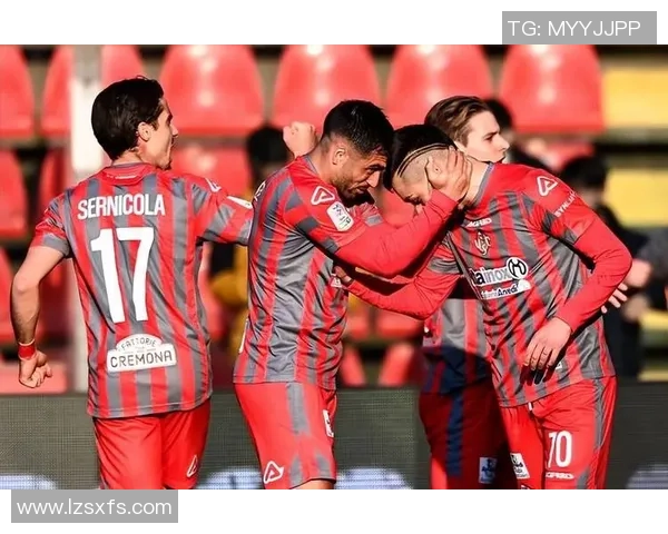 足总杯激战：AC米兰逆转那不勒斯红牌事件引发全场热议与争议