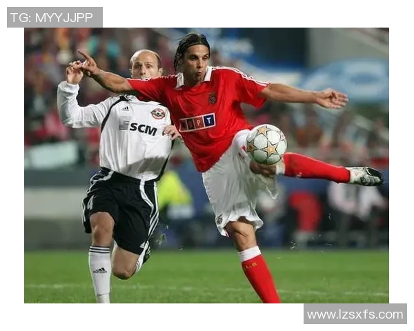 世界杯激战：里昂与本菲卡战成平局全场观众沸腾瞬间回顾