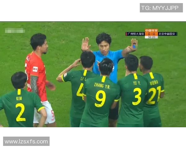 西甲激战：拜仁大胜多特蒙德争议判罚引发全场热议